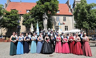 In festlichen Roben: Die Regenten Tanja und Stefan Michels (Mitte) zusammen mit ihrem Hofstaat, den Offiziellen des Schützenvereins und den Fahnenträgern der vier Kompanien auf dem Altstadtmarktplatz. - Simone Flörke In festlichen Roben: Die Regenten Tanja und Stefan Michels (Mitte) zusammen mit ihrem Hofstaat, den Offiziellen des Schützenvereins und den Fahnenträgern der vier Kompanien auf dem Altstadtmarktplatz. - Simone Flörke