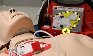 Ein „automatisierter externer Defibrillator" (AED), auf „Laiendefi" genannt, kann im Notfall Leben retten, auch wenn kein Arzt zugegen ist. - Pixabay Ein „automatisierter externer Defibrillator" (AED), auf „Laiendefi" genannt, kann im Notfall Leben retten, auch wenn kein Arzt zugegen ist. - Pixabay