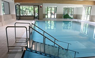 Das Mehrzweckbecken wird überwiegend von Reha-Sportlern und Grundschulen genutzt. Für Familien mit Kindern wurde zur Belustigung eine mobile Rutsche auf Rädern angeschafft (im Hintergrund). - Ulf Hanke Das Mehrzweckbecken wird überwiegend von Reha-Sportlern und Grundschulen genutzt. Für Familien mit Kindern wurde zur Belustigung eine mobile Rutsche auf Rädern angeschafft (im Hintergrund). - Ulf Hanke