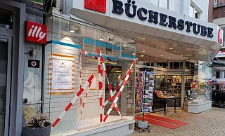 Rot-weißes Flatterband und ein Plakat im Schaufenster weisen auf den Umbau der Bücherstube hin. - Ingrun Waschneck Rot-weißes Flatterband und ein Plakat im Schaufenster weisen auf den Umbau der Bücherstube hin. - Ingrun Waschneck
