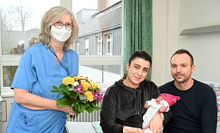 Beyza heißt die kleine Tochter von Hafize und John Baird. Heike Meinefeld, Leitende Hebamme im EvKB, gratuliert mit Blumen zur Geburt. - Manuel Bünemann Beyza heißt die kleine Tochter von Hafize und John Baird. Heike Meinefeld, Leitende Hebamme im EvKB, gratuliert mit Blumen zur Geburt. - Manuel Bünemann