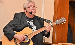 Jörg Czyborra liest nicht nur, er greift auch zur Gitarre und singt, unter anderem ein eigens komponiertes Ochsentour-Lied. Ein Ochse ziert auch das schwarze Shirt. - Karin Prignitz Jörg Czyborra liest nicht nur, er greift auch zur Gitarre und singt, unter anderem ein eigens komponiertes Ochsentour-Lied. Ein Ochse ziert auch das schwarze Shirt. - Karin Prignitz