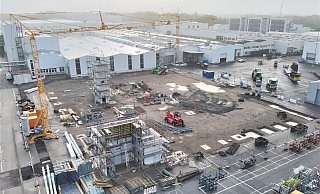 Der Blick auf das aktuelle Baufeld zeigt die Ausmaße der Baustelle auf dem Betriebsgelände des Landmaschinenherstellers Claas in Harsewinkel im Kreis Gütersloh. - Claas Der Blick auf das aktuelle Baufeld zeigt die Ausmaße der Baustelle auf dem Betriebsgelände des Landmaschinenherstellers Claas in Harsewinkel im Kreis Gütersloh. - Claas