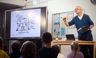 Mit seinem Buch "Meine krasse Monsterklasse" besuchte der in Löhne geborene Autor Thomas Krüger die Grundschule Melbergen-Wittel. es war der Auftakt zu einer ganzen Reihe an Lese-Aktionen. - Felix Eisele Mit seinem Buch "Meine krasse Monsterklasse" besuchte der in Löhne geborene Autor Thomas Krüger die Grundschule Melbergen-Wittel. es war der Auftakt zu einer ganzen Reihe an Lese-Aktionen. - Felix Eisele