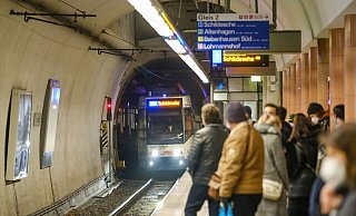 Horrorvorstellung: Mit Anlauf soll die Frau mindestens zwei Mal versucht haben, wartende Fahrgäste vor die einfahrende Bahn zu stoßen. - Foto: Andreas Zobe/NW Horrorvorstellung: Mit Anlauf soll die Frau mindestens zwei Mal versucht haben, wartende Fahrgäste vor die einfahrende Bahn zu stoßen. - Foto: Andreas Zobe/NW