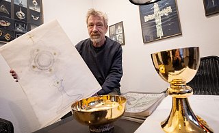 Jahrzehntelang gab Thomas Schnorrenberg Kelchen ihren Glanz zurück oder fertigte Monstranzen an. - Niklas Tüns Jahrzehntelang gab Thomas Schnorrenberg Kelchen ihren Glanz zurück oder fertigte Monstranzen an. - Niklas Tüns