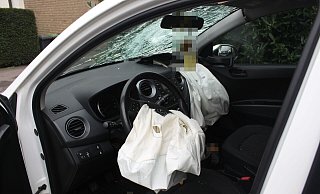 Der Fahrer dieses Hyundais erlitt am Steuer selbst mehrere Blessuren an Kopf und Körper. Erinnerungen an den Unfall hatte er aber nicht mehr. - Polizei Der Fahrer dieses Hyundais erlitt am Steuer selbst mehrere Blessuren an Kopf und Körper. Erinnerungen an den Unfall hatte er aber nicht mehr. - Polizei
