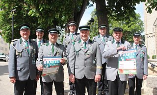 Oberst Karl-Heinz Neu und König Pascal Michels (M.) präsentieren mit dem Vorstand die reformierte Festfolge für das Brakeler Schützenfest. - Burkhard Battran Oberst Karl-Heinz Neu und König Pascal Michels (M.) präsentieren mit dem Vorstand die reformierte Festfolge für das Brakeler Schützenfest. - Burkhard Battran