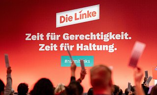 Das neue Logo der Linken zeigt schräg nach oben, was wohl den kommenden Aufstieg symbolisieren soll. Foto: Imago Images - IMAGO/Chris Emil Janßen Das neue Logo der Linken zeigt schräg nach oben, was wohl den kommenden Aufstieg symbolisieren soll. Foto: Imago Images - IMAGO/Chris Emil Janßen
