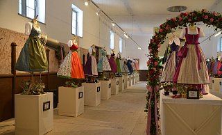 Bei der Gartenschau im österreichischen Bad Ischl wurden Trachtenmoden ausgestellt, in Höxter sollen historische und aktuelle Schützenfestkleider gezeigt werden. - Magdalene Winkelhorst Bei der Gartenschau im österreichischen Bad Ischl wurden Trachtenmoden ausgestellt, in Höxter sollen historische und aktuelle Schützenfestkleider gezeigt werden. - Magdalene Winkelhorst