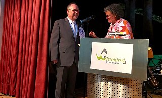 Eberhard Hagemeier wird von der Mindener Schulleiterin Cordula Küppers ausgezeichnet. - Janina Pietruschka Eberhard Hagemeier wird von der Mindener Schulleiterin Cordula Küppers ausgezeichnet. - Janina Pietruschka