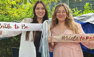 Alina und Denise (v.l.) verkaufen Sachen von ihren (noch ganz frischen) Hochzeiten. Keine Sorge, die beiden sind weiter glücklich. - Kurt Ehmke Alina und Denise (v.l.) verkaufen Sachen von ihren (noch ganz frischen) Hochzeiten. Keine Sorge, die beiden sind weiter glücklich. - Kurt Ehmke