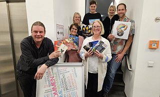 Freuen sich auf interessante Lesungen und Veranstaltungen: Michael Helm (v. l), Anke Stange, Caroline Hanslik, Franziska Herfurth, Christiane Antons, Henning Foh und die Leiterin der Stadtbücherei Spenge Dagmar List (vorne r.). - Alexandra Strameier Freuen sich auf interessante Lesungen und Veranstaltungen: Michael Helm (v. l), Anke Stange, Caroline Hanslik, Franziska Herfurth, Christiane Antons, Henning Foh und die Leiterin der Stadtbücherei Spenge Dagmar List (vorne r.). - Alexandra Strameier