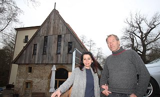 Hans Westfeld und Susanne Wilking wollen an der Mühle ein öffentliches Kulturangebot schaffen. Weil es keine Einigung mit der Stadt gibt, haben sie nun einen Zaun aufgestellt. - Sylvia Tetmeyer Hans Westfeld und Susanne Wilking wollen an der Mühle ein öffentliches Kulturangebot schaffen. Weil es keine Einigung mit der Stadt gibt, haben sie nun einen Zaun aufgestellt. - Sylvia Tetmeyer