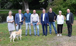 Albert Pleininger (2.v.l.), Bürgermeister Michael Dreier (5.v.l.), Karsten Strack, Kulturschaffender (6. v. l.), Claudia Warnecke, Technische Beigeordnete der Stadt Paderborn (2.v.r.) und Landrat Christoph Rüther (r.) rufen gemeinsam mit Anwohnern zu Spenden für neue Bäume im Riemekepark auf. - Anja Ebner Albert Pleininger (2.v.l.), Bürgermeister Michael Dreier (5.v.l.), Karsten Strack, Kulturschaffender (6. v. l.), Claudia Warnecke, Technische Beigeordnete der Stadt Paderborn (2.v.r.) und Landrat Christoph Rüther (r.) rufen gemeinsam mit Anwohnern zu Spenden für neue Bäume im Riemekepark auf. - Anja Ebner