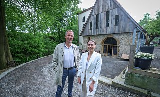 Mühlenbesitzer Hans Westfeld und Event-Managerin Sina Strathemann. - Sarah Jonek Mühlenbesitzer Hans Westfeld und Event-Managerin Sina Strathemann. - Sarah Jonek