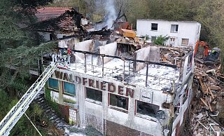 Hier noch beim zweiten Löscheinsatz: Ein Teil des Hotelgebäudes wurde deutlich erkennbar abgerissen. In der Nacht zu Freitag stieg erneut Rauch von dem Gebäude auf. - Thomas Kube Hier noch beim zweiten Löscheinsatz: Ein Teil des Hotelgebäudes wurde deutlich erkennbar abgerissen. In der Nacht zu Freitag stieg erneut Rauch von dem Gebäude auf. - Thomas Kube