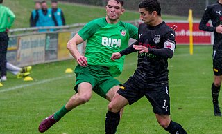 Engagierte Zweikämpfer: Theesens Alessio Giorgio (r.) im Duell mit Dornbergs Charley Achtereekte. - Andreas Zobe Engagierte Zweikämpfer: Theesens Alessio Giorgio (r.) im Duell mit Dornbergs Charley Achtereekte. - Andreas Zobe