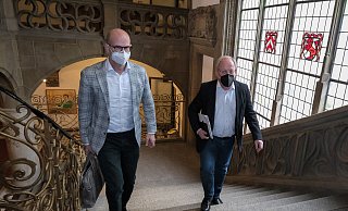 Schwerer Gang vor die Presse: Anfang Januar 2021 brannte in Bielefeld der (Corona-)Baum. Gemeinsam standen Nürnberger und Pit Clausen (r.) Rede und Antwort. - Andreas Zobe Schwerer Gang vor die Presse: Anfang Januar 2021 brannte in Bielefeld der (Corona-)Baum. Gemeinsam standen Nürnberger und Pit Clausen (r.) Rede und Antwort. - Andreas Zobe