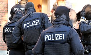 Auch Spezialkräfte der Polizei waren gestern bei der europaweiten Großaktion im Einsatz - 18 Männer wurden allein Deutschland festgenommen. - Polizei Osnabrück Auch Spezialkräfte der Polizei waren gestern bei der europaweiten Großaktion im Einsatz - 18 Männer wurden allein Deutschland festgenommen. - Polizei Osnabrück