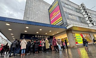 Gedränge vor der Karstadt-Filiale: Um dem Ansturm Herr zu werden, wurden die Corona-Einlassregeln wieder eingeführt. Dadurch müssen auch laufend Wartende weggeschickt werden. Foto: Eike J. Horstmann - Eike J. Horstmann Gedränge vor der Karstadt-Filiale: Um dem Ansturm Herr zu werden, wurden die Corona-Einlassregeln wieder eingeführt. Dadurch müssen auch laufend Wartende weggeschickt werden. Foto: Eike J. Horstmann - Eike J. Horstmann