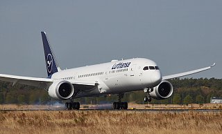 Bald auch in Paderborn: Auf diesem Bild landet der Dreamliner der Lufthansa in Frankfurt. - Oliver Roesler Bald auch in Paderborn: Auf diesem Bild landet der Dreamliner der Lufthansa in Frankfurt. - Oliver Roesler