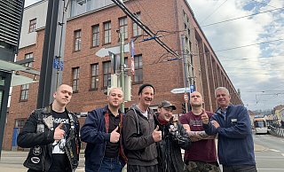Musik machen im BAJ statt frustriert abhängen auf dem Kesselbrink: "Halma", "Skinny", Streetworker und Bandcoach Uli Böhm, "Krätze", "Kili" und BAJ-Geschäftsführer Markus Schäfer (v.l.) finden das, was dabei rauskommt, top. - Ivonne Michel Musik machen im BAJ statt frustriert abhängen auf dem Kesselbrink: "Halma", "Skinny", Streetworker und Bandcoach Uli Böhm, "Krätze", "Kili" und BAJ-Geschäftsführer Markus Schäfer (v.l.) finden das, was dabei rauskommt, top. - Ivonne Michel