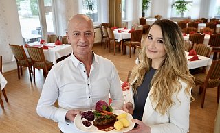 Halil Oduncu und Vlora Berisha präsentieren die beliebte Rinderroulade nach Art des Hauses. - Peter Unger Halil Oduncu und Vlora Berisha präsentieren die beliebte Rinderroulade nach Art des Hauses. - Peter Unger