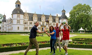 Christian Stork, Geschäftsführer der Schlosspark und Lippesee GmbH, Simone Cramer, Paderborner Sportservice, Rasmus Jakobsmeyer, Vorsitzender der Sportjugend Paderborn, und Mathias Hornberger, Vorsitzender des Stadtsportverbandes Paderborn e.V., laden recht herzlich zum 18. Tag des Paderborner Sports ein. - Schlosspark und Lippesee GmbH Christian Stork, Geschäftsführer der Schlosspark und Lippesee GmbH, Simone Cramer, Paderborner Sportservice, Rasmus Jakobsmeyer, Vorsitzender der Sportjugend Paderborn, und Mathias Hornberger, Vorsitzender des Stadtsportverbandes Paderborn e.V., laden recht herzlich zum 18. Tag des Paderborner Sports ein. - Schlosspark und Lippesee GmbH