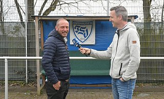 RBB-Redakteur Christian Dexne (r.) interviewte Jörg Böhme jetzt am Sportplatz in Amshausen. Foto: Christian Helmig - Christian Helmig RBB-Redakteur Christian Dexne (r.) interviewte Jörg Böhme jetzt am Sportplatz in Amshausen. Foto: Christian Helmig - Christian Helmig