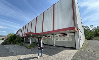 Patrick Welp, Hausleiter Möbel Akut, vor dem neuen Firmensitz an der Eimterstraße in Herford. Hier wird derzeit umgebaut. Ende des Jahres sollen rund 25 Mitarbeiter der Möbelhändlers von Bielefeld nach Herford ziehen. - Natalie Gottwald Patrick Welp, Hausleiter Möbel Akut, vor dem neuen Firmensitz an der Eimterstraße in Herford. Hier wird derzeit umgebaut. Ende des Jahres sollen rund 25 Mitarbeiter der Möbelhändlers von Bielefeld nach Herford ziehen. - Natalie Gottwald