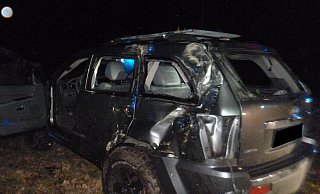 Der Jeep kam auf einer Grünfläche zum Stillstand. - Polizei Minden-Lübbecke Der Jeep kam auf einer Grünfläche zum Stillstand. - Polizei Minden-Lübbecke