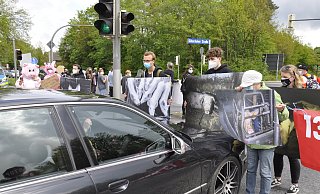 Mehrere Minuten durften die Protestler die Kreuzung nach Rücksprache mit der Polizei blockieren. - Rainer Stephan Mehrere Minuten durften die Protestler die Kreuzung nach Rücksprache mit der Polizei blockieren. - Rainer Stephan