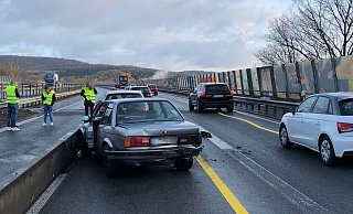 Der BMW war nicht mehr fahrbereit und musste nach dem Unfall abgeschleppt werden. - Polizei Bielefeld Der BMW war nicht mehr fahrbereit und musste nach dem Unfall abgeschleppt werden. - Polizei Bielefeld