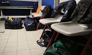 Die Umkleidekabinen am Holser Sportplatz bieten nur wenig Platz für die Spieler. Sie müssen auf Stühle ausweichen. - Björn Kenter Die Umkleidekabinen am Holser Sportplatz bieten nur wenig Platz für die Spieler. Sie müssen auf Stühle ausweichen. - Björn Kenter