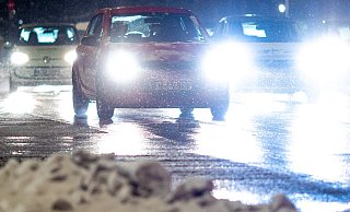 Autos fahren am frühen Wintermorgen eine Straße entlang. - Moritz Frankenberg/dpa Autos fahren am frühen Wintermorgen eine Straße entlang. - Moritz Frankenberg/dpa