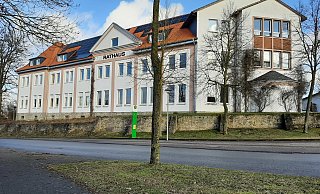 Setzrisse und Schäden am Fundament machen eine weitere Sanierung des Rathauses in Peckelsheim nötig. - Dieter Scholz Setzrisse und Schäden am Fundament machen eine weitere Sanierung des Rathauses in Peckelsheim nötig. - Dieter Scholz