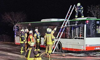 Einsatzkräfte des Löschzugs Buke löschen den brennenden Linienbus auf der Bundesstraße 64. - Feuerwehr Altenbeken Einsatzkräfte des Löschzugs Buke löschen den brennenden Linienbus auf der Bundesstraße 64. - Feuerwehr Altenbeken