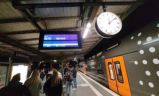 Mit mehr als einer Stunde Verspätung kommt unser Autor in Löhne an - und damit am falschen Bahnhof. Die Fahrt sollte eigentlich von Bielefeld nach Kirchlengern gehen. - Florian Weyand Mit mehr als einer Stunde Verspätung kommt unser Autor in Löhne an - und damit am falschen Bahnhof. Die Fahrt sollte eigentlich von Bielefeld nach Kirchlengern gehen. - Florian Weyand