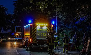 Zehn Quadratmeter Unterholz und Sträucher waren in einem Kleingarten in Schildesche in Brand geraten. - Paul Brinkmann Zehn Quadratmeter Unterholz und Sträucher waren in einem Kleingarten in Schildesche in Brand geraten. - Paul Brinkmann