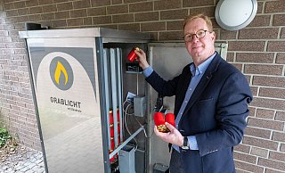 Trauerredner Martin Fryburg befüllt den Grablichtautomaten am Paderborner Hauptfriedhof Auf dem Dören. Dieser Automat wurde bereits 2011 aufgestellt, fünf weitere Geräte folgten vor Kurzem. - Niklas Tüns Trauerredner Martin Fryburg befüllt den Grablichtautomaten am Paderborner Hauptfriedhof Auf dem Dören. Dieser Automat wurde bereits 2011 aufgestellt, fünf weitere Geräte folgten vor Kurzem. - Niklas Tüns