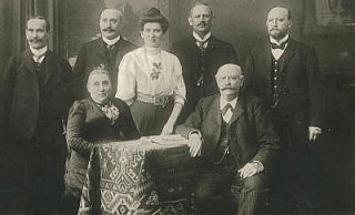 Familie Hesse um 1908 (hintere Reihe ganz rechts Julius Hesse, im Vordergrund die Eltern). - Privatbesitz Familie Hesse um 1908 (hintere Reihe ganz rechts Julius Hesse, im Vordergrund die Eltern). - Privatbesitz
