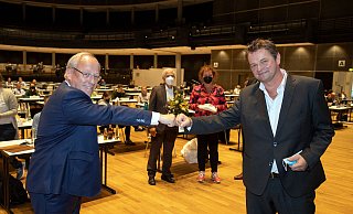 Verfrühte Gratulation: Die Wahl von Martn Adamski muss wiederholt werden, Oberbürgermeister Pit Clausen einen Formfehler eingestehen. - Oliver Krato Verfrühte Gratulation: Die Wahl von Martn Adamski muss wiederholt werden, Oberbürgermeister Pit Clausen einen Formfehler eingestehen. - Oliver Krato