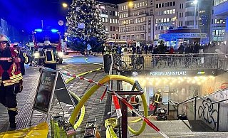 Die Feuerwehr hatte alle Hände voll zu tun, nachdem im unterirdischen Laden für Dekoartikel ein großes Feuer ausgebrochen war. - Barbara Franke Die Feuerwehr hatte alle Hände voll zu tun, nachdem im unterirdischen Laden für Dekoartikel ein großes Feuer ausgebrochen war. - Barbara Franke