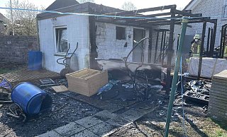 Die Flammen haben das Carport in der Straße Am Blumengraben zerstört. - Feuerwehr Steinheim Die Flammen haben das Carport in der Straße Am Blumengraben zerstört. - Feuerwehr Steinheim