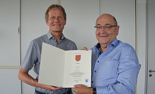 Ludwig Koch (l.) nimmt vom Dezernenten Wolfgang Walter die offizielle Urkunde zum Ruhestand entgegen. - Stadt Paderborn Ludwig Koch (l.) nimmt vom Dezernenten Wolfgang Walter die offizielle Urkunde zum Ruhestand entgegen. - Stadt Paderborn