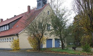 Regentropfen spiegeln sich vor der Alten Schule mit dem Türmchen. Das triste Novemberwetter spiegelt aktuell die Stimmung in Teilen Gestringens wider.Freitagabend war erst einmal die letzte Veranstaltung an diesem Ort. - Karsten Schulz Regentropfen spiegeln sich vor der Alten Schule mit dem Türmchen. Das triste Novemberwetter spiegelt aktuell die Stimmung in Teilen Gestringens wider.Freitagabend war erst einmal die letzte Veranstaltung an diesem Ort. - Karsten Schulz