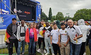 Spieler des SC Aleviten und der Vorsitzende Verani Kartum (r.) haben bereits in der Vergangenheit Fanfeste zur EM - wie hier in Dortmund - besucht. - SC Aleviten Spieler des SC Aleviten und der Vorsitzende Verani Kartum (r.) haben bereits in der Vergangenheit Fanfeste zur EM - wie hier in Dortmund - besucht. - SC Aleviten