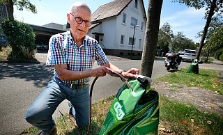 Hat in seiner Siedlungsstraße was losgetreten: Helmut Gierhake, Mitglied der Gemeinschaft für Natur- und Umweltschutz, war der erste, der an die städtischen Mehlbeeren Bewässerungssäcke anbrachte; viele Nachbarn folgten. - Andreas Frücht Hat in seiner Siedlungsstraße was losgetreten: Helmut Gierhake, Mitglied der Gemeinschaft für Natur- und Umweltschutz, war der erste, der an die städtischen Mehlbeeren Bewässerungssäcke anbrachte; viele Nachbarn folgten. - Andreas Frücht