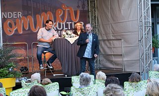 Dirk Kaiser eröffnet die gut besuchte Lesung mit den Bünder Autoren Nicolas Bröggelwirth und Kerstin Honerkamp. - Katharina Eisele Dirk Kaiser eröffnet die gut besuchte Lesung mit den Bünder Autoren Nicolas Bröggelwirth und Kerstin Honerkamp. - Katharina Eisele